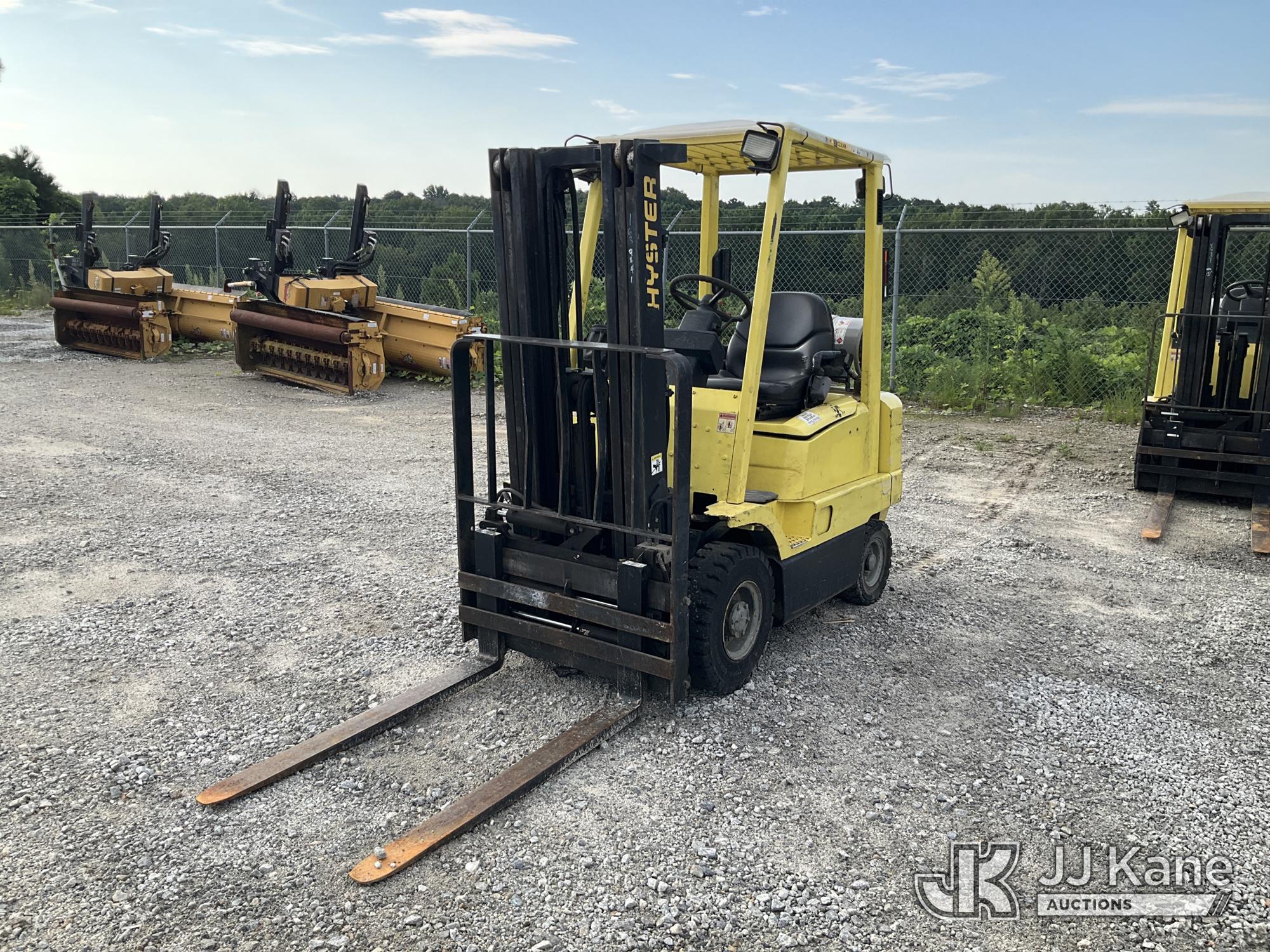 Hyster H40XM Pneumatic Tired Forklift