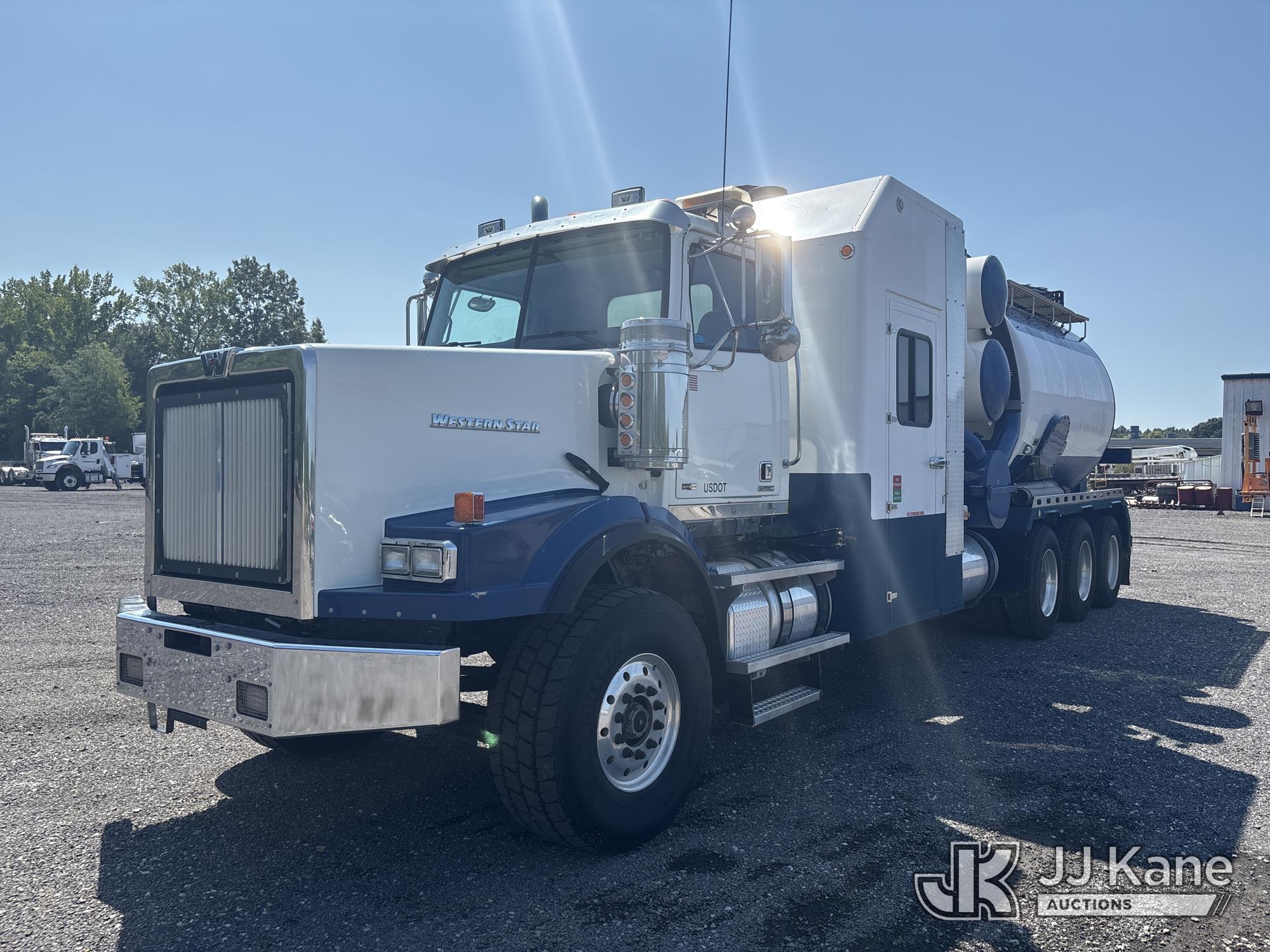 2015 Western Star Trucks 4900SA Tri-Axle Flatbed/Utility Truck