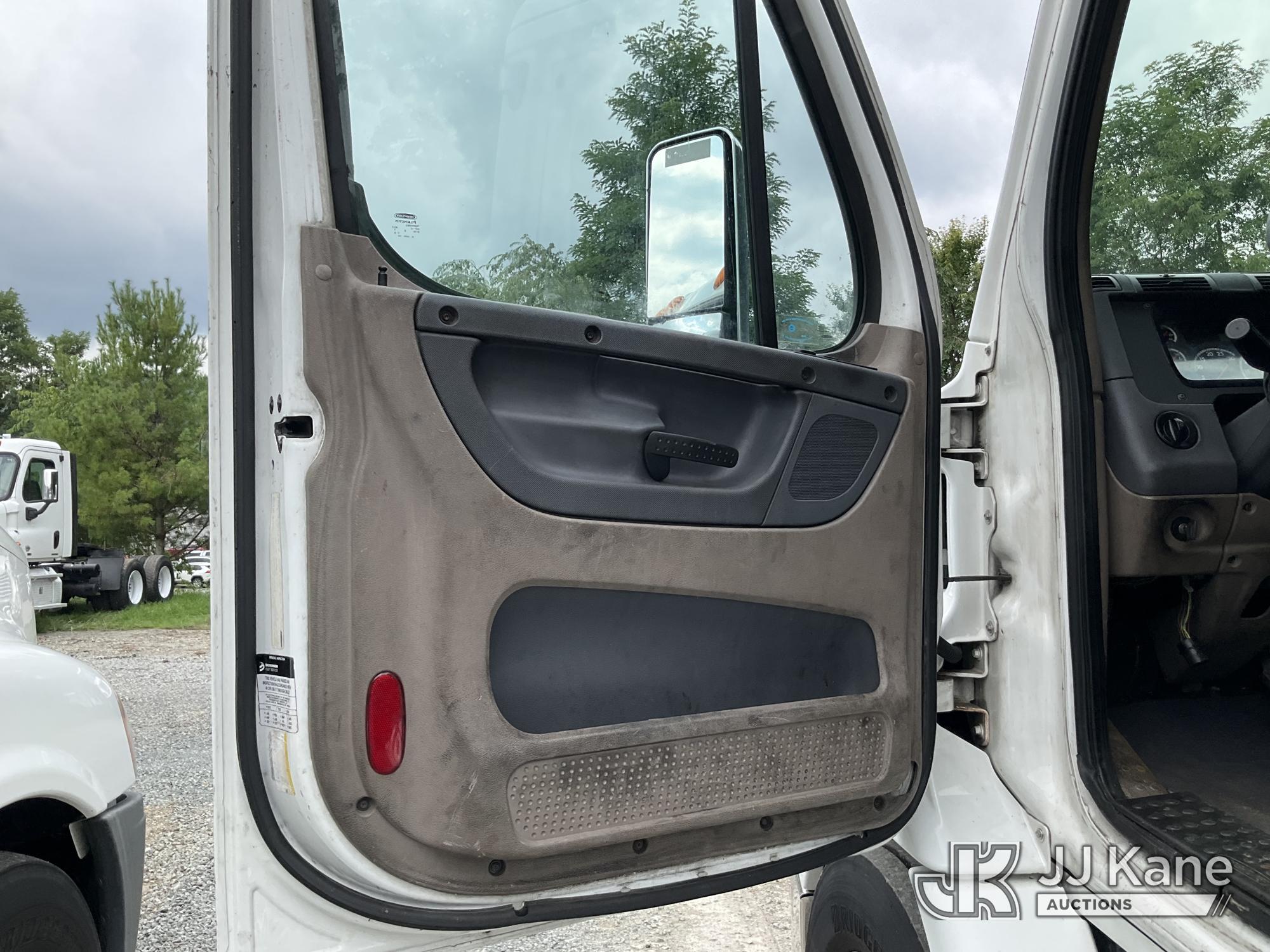 2013 Freightliner Cascadia 113