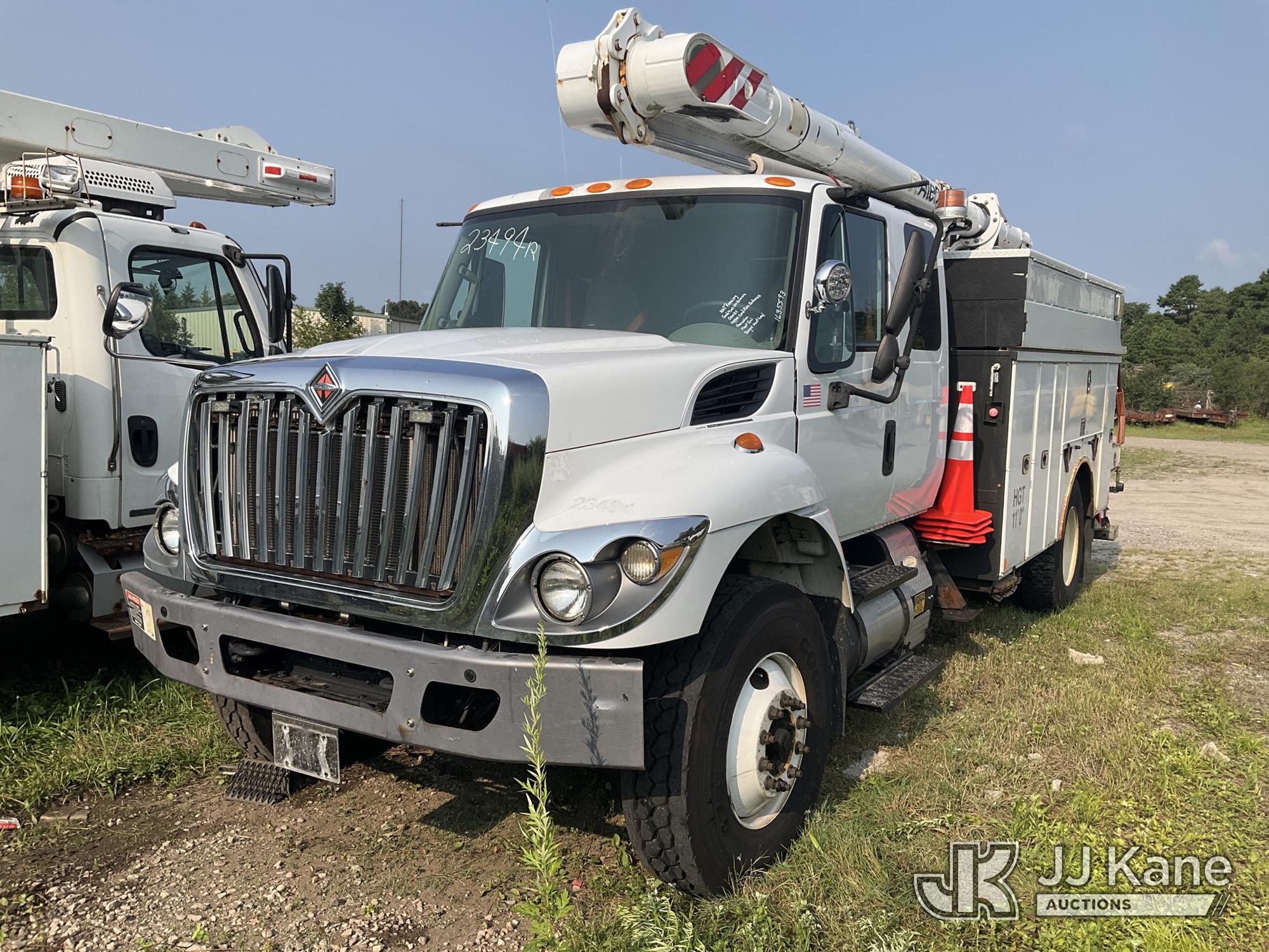 Altec L42A, Over-Center Bucket Truck center mounted on 2015 International 7400 Extended-Cab Utility Truck