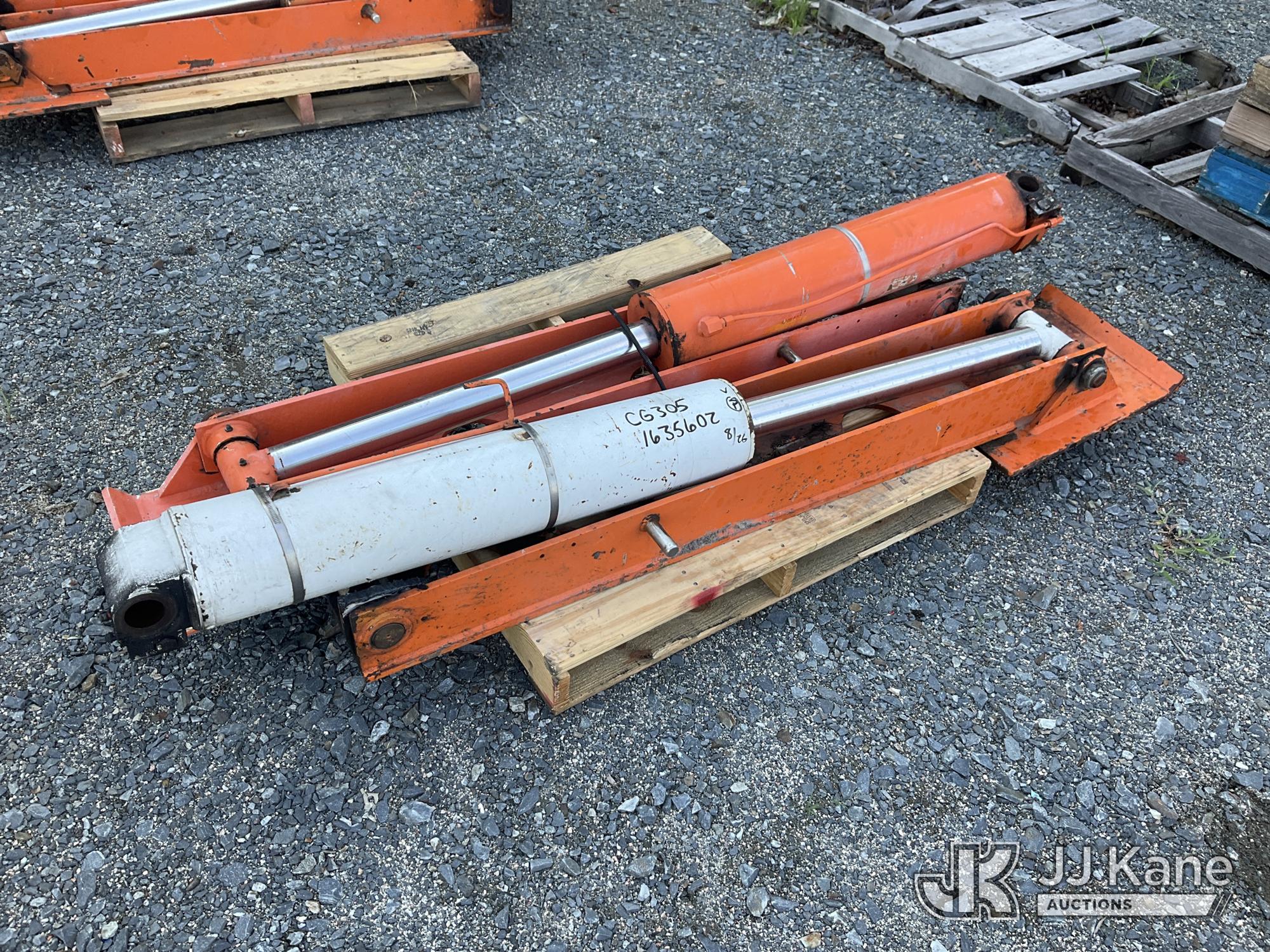 Pallet Of (2) Hydraulic Outriggers NOTE: This unit is being sold AS IS/WHERE IS via Timed Auction and is located in China Grove