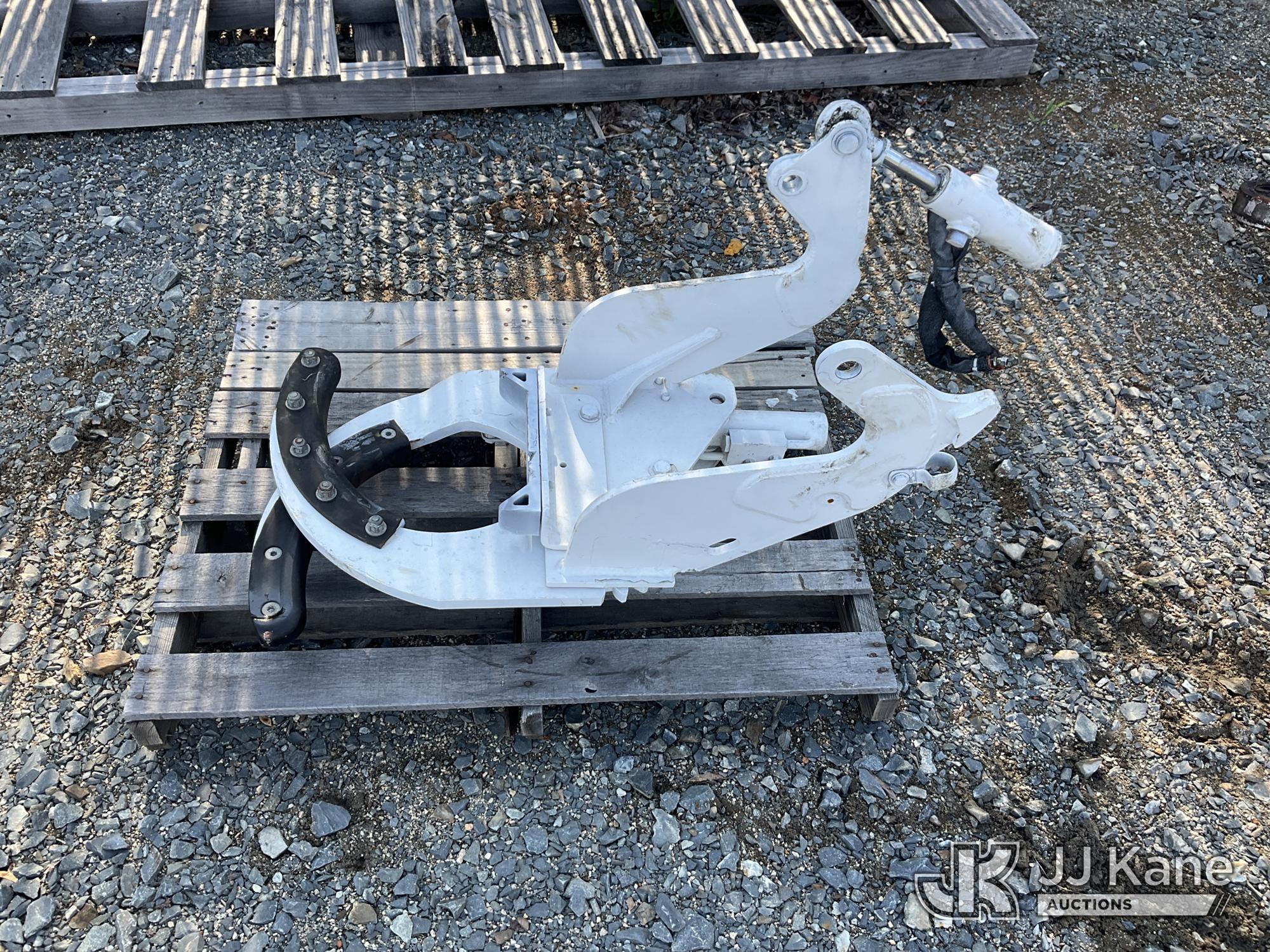 Digger Derrick Hydraulic Pole Grab Attachment NOTE: This unit is being sold AS IS/WHERE IS via Timed Auction and is located in China Grove