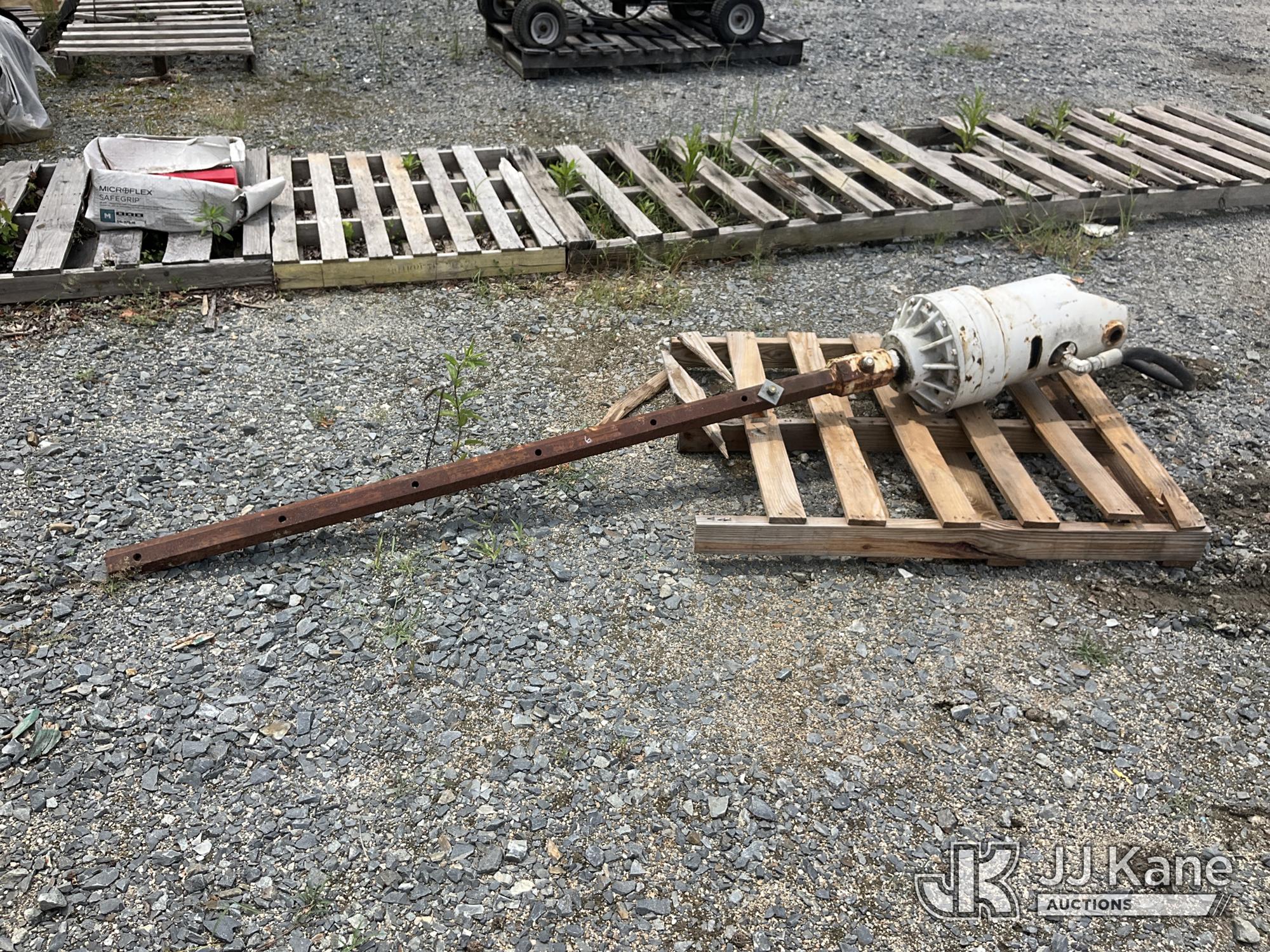 Single Speed Digger Derrick Auger Motor w/6 ft Kelly Bar NOTE: This unit is being sold AS IS/WHERE IS via Timed Auction and is located in China Grove