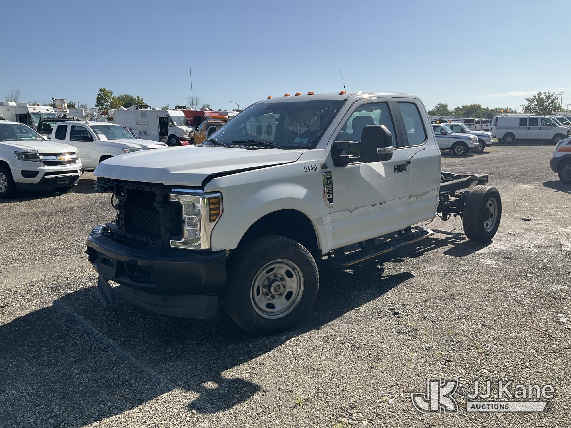 2019 Ford F350 4x4 Extended-Cab & Chassis (1635784)