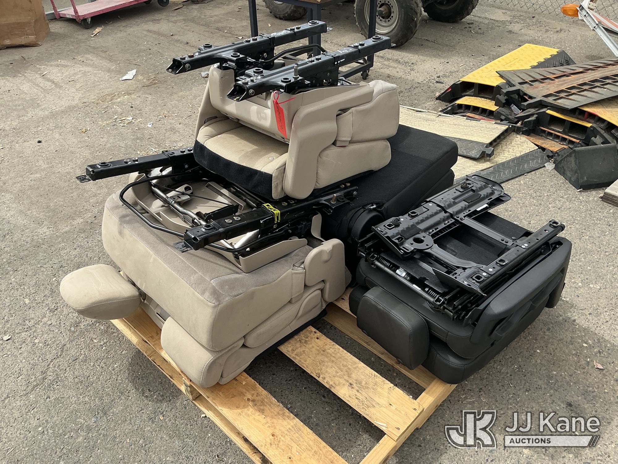 Car Seats (Used) NOTE: This unit is being sold AS IS/WHERE IS via Timed Auction and is located in Dixon