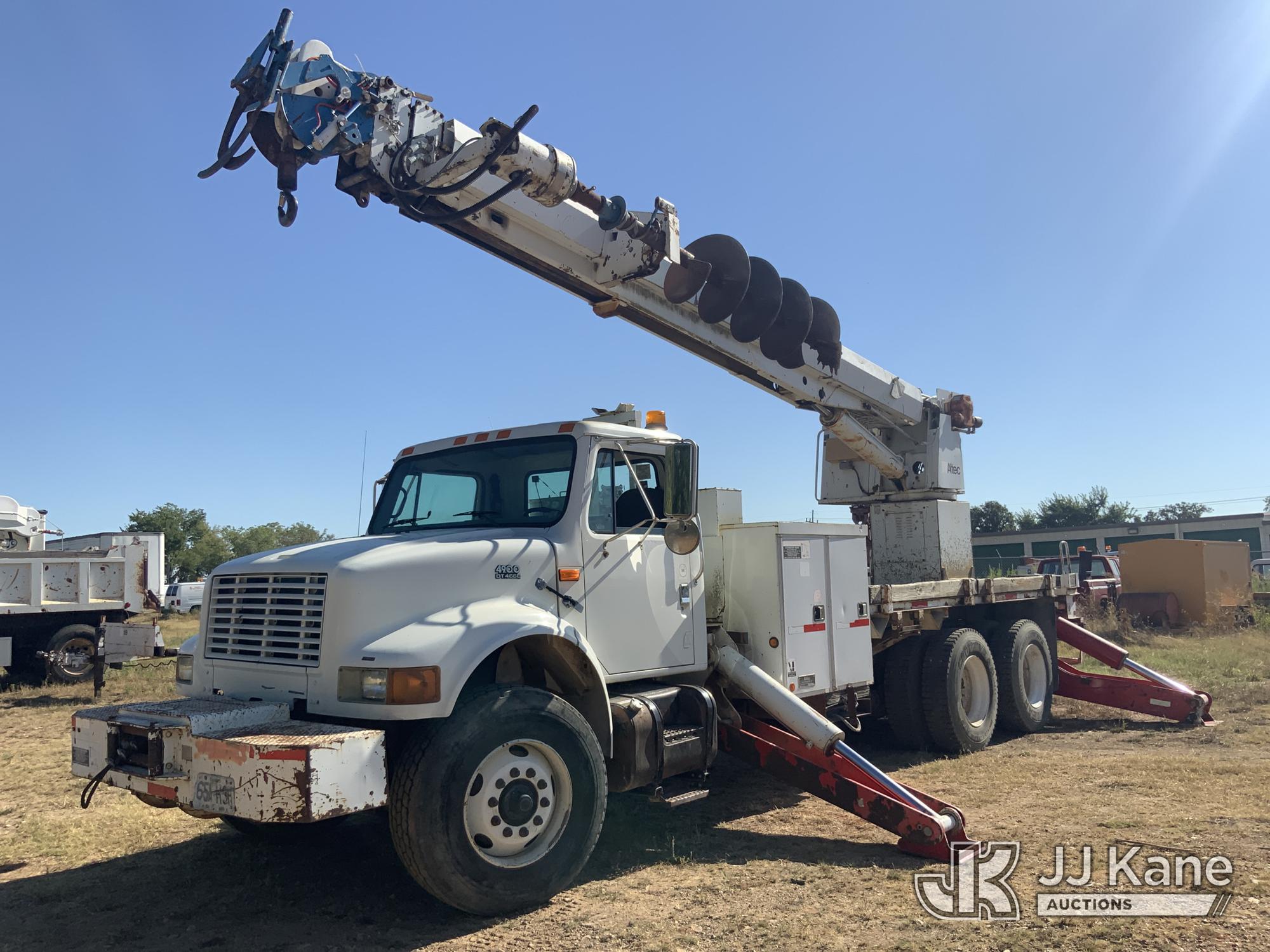 Altec D4060-TR, Digger Derrick rear mounted on 1998 International 4900 Flatbed/Utility Truck