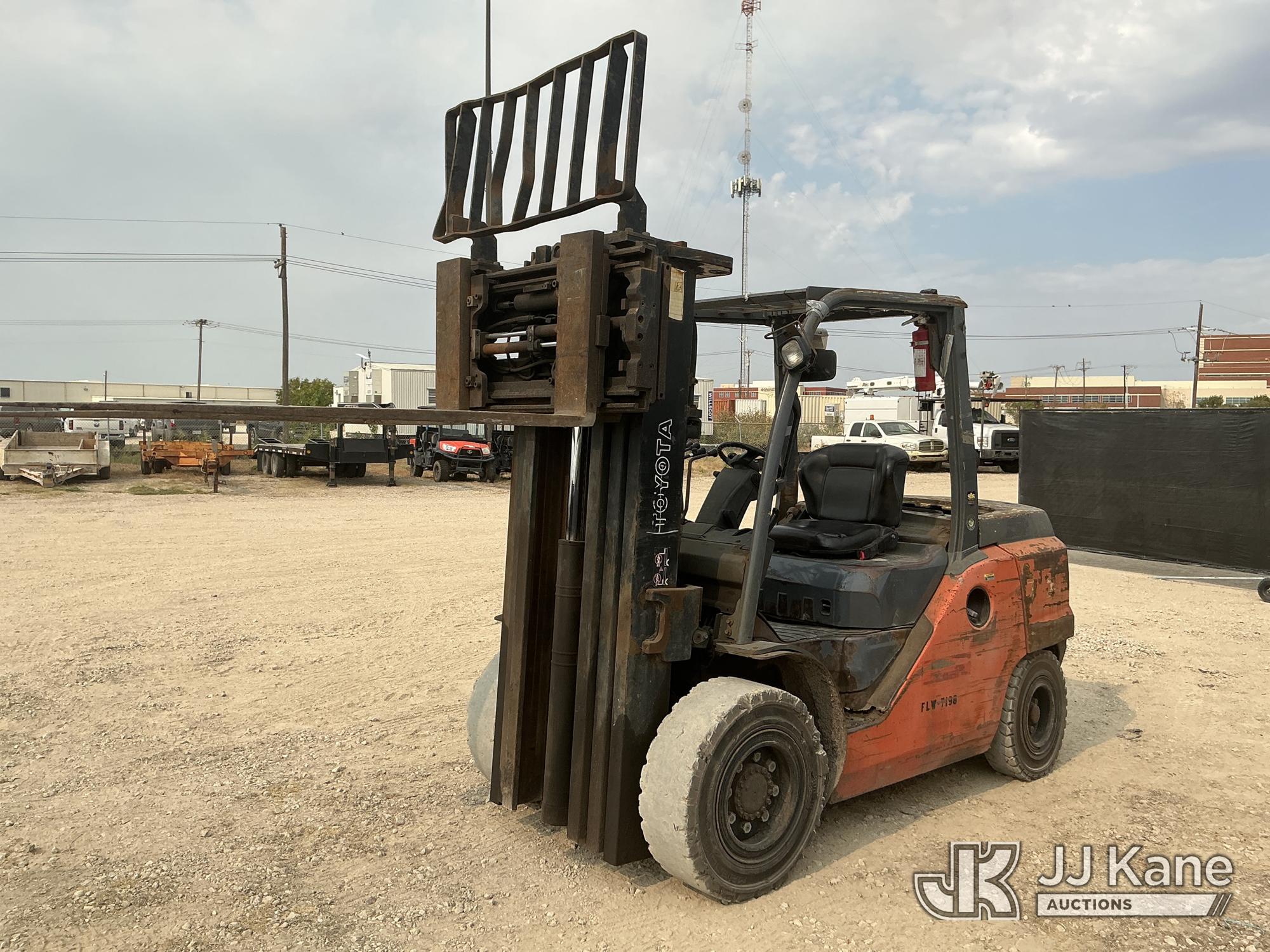 Toyota 8FD45U Pneumatic Tired Forklift