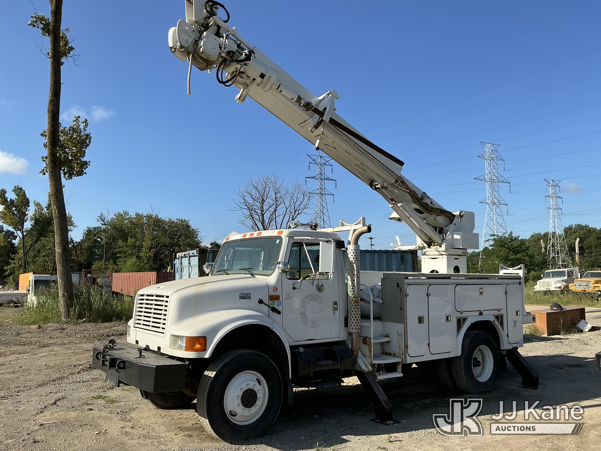 Terex Commander 4047, Digger Derrick rear mounted on 2002 International 4800 Utility Truck
