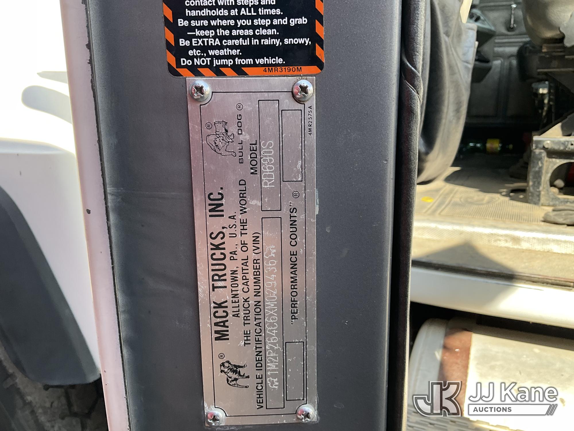 1999 Mack RD690S