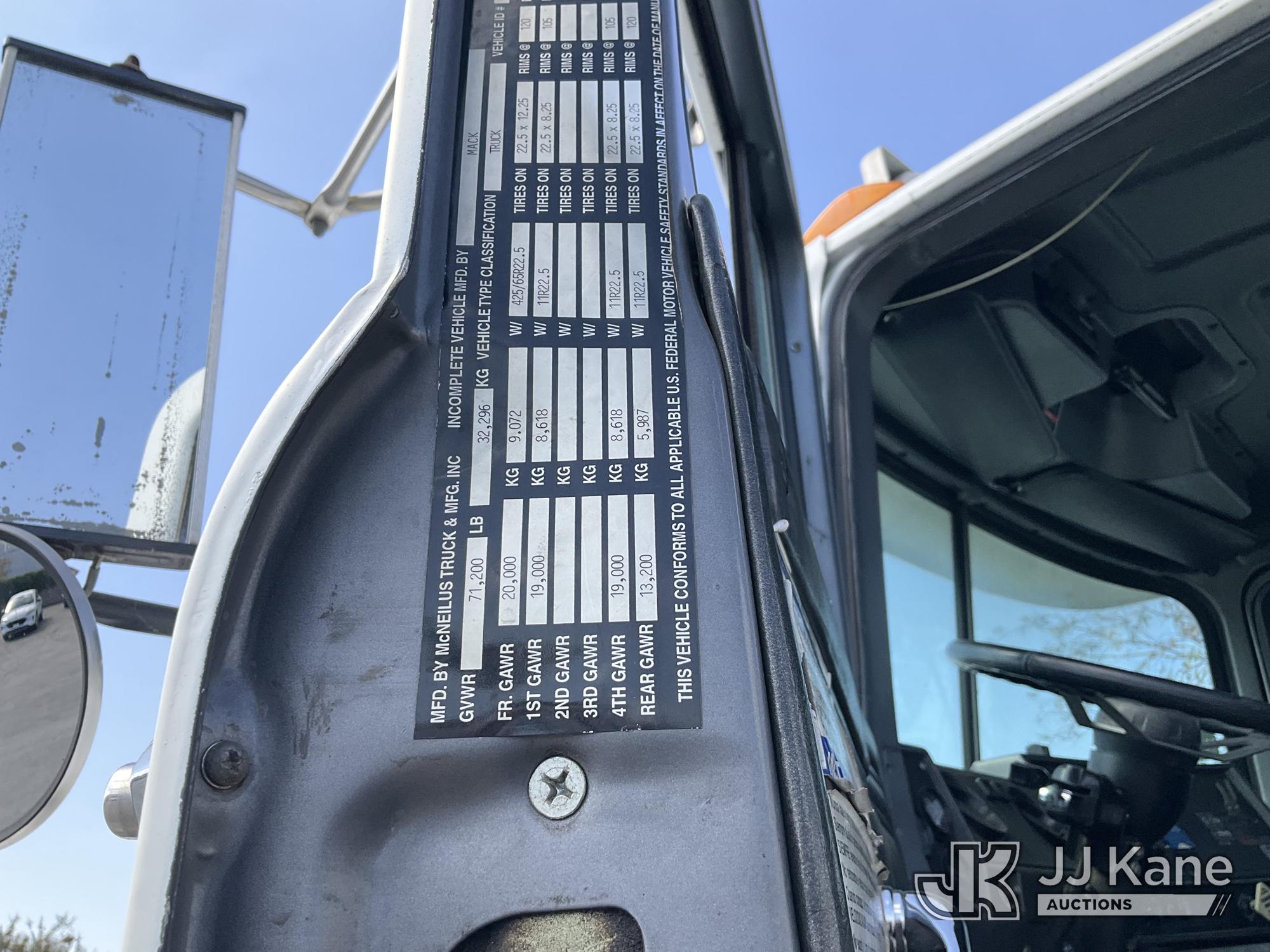 1999 Mack RD690S