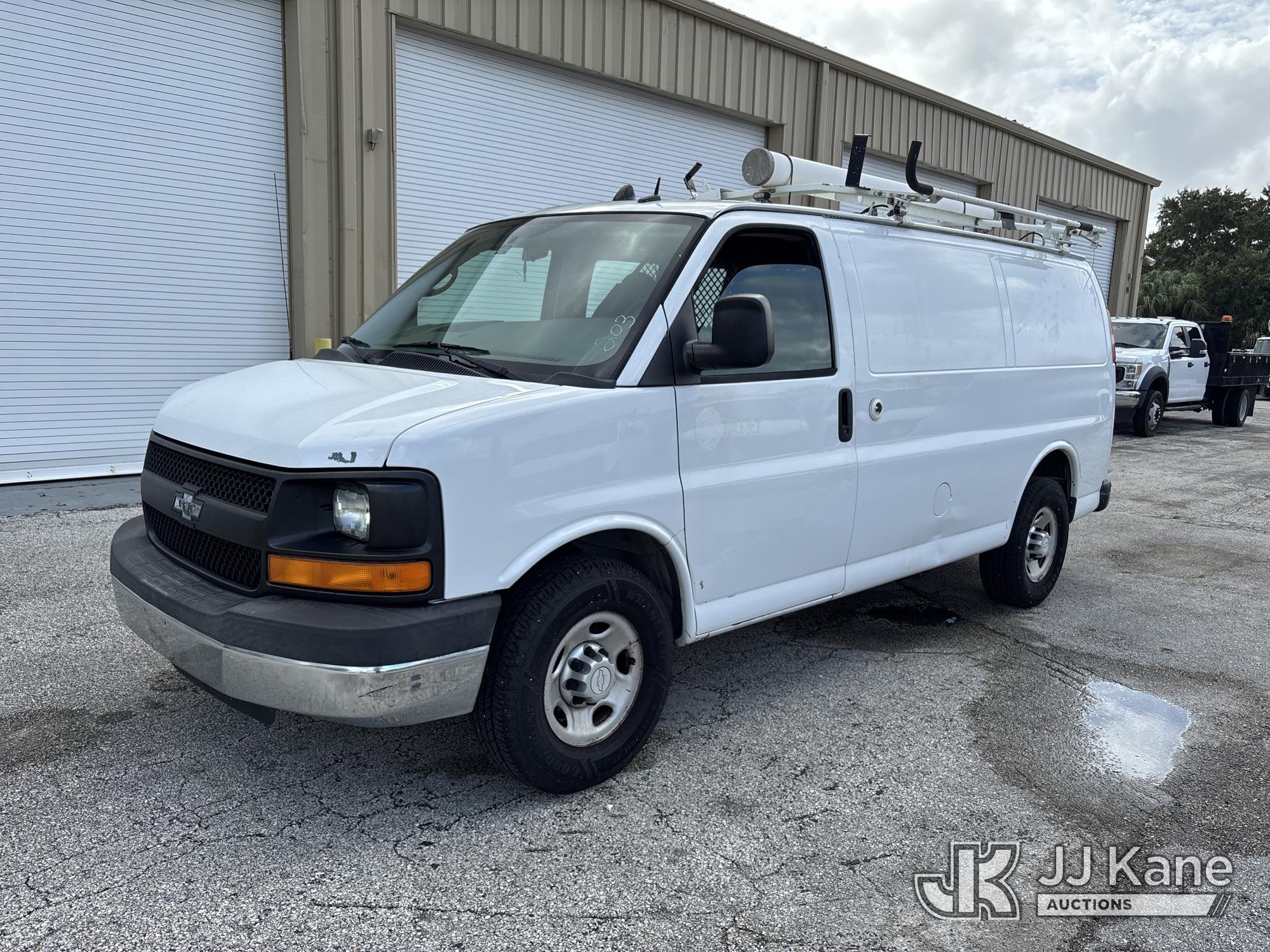 2014 Chevrolet Express G2500 Cargo Van (1647104)