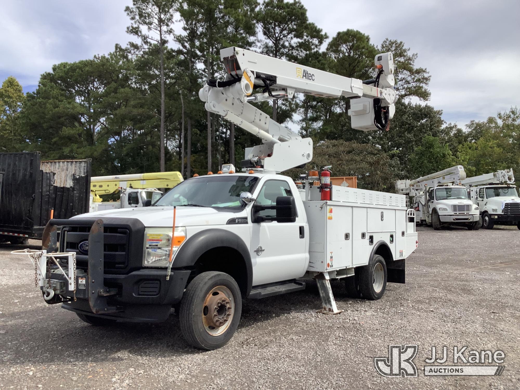 Altec AT40-MH Articulating & Telescopic Material Handling Bucket Truck On 2015 Ford F550 Service Truck (1647713)