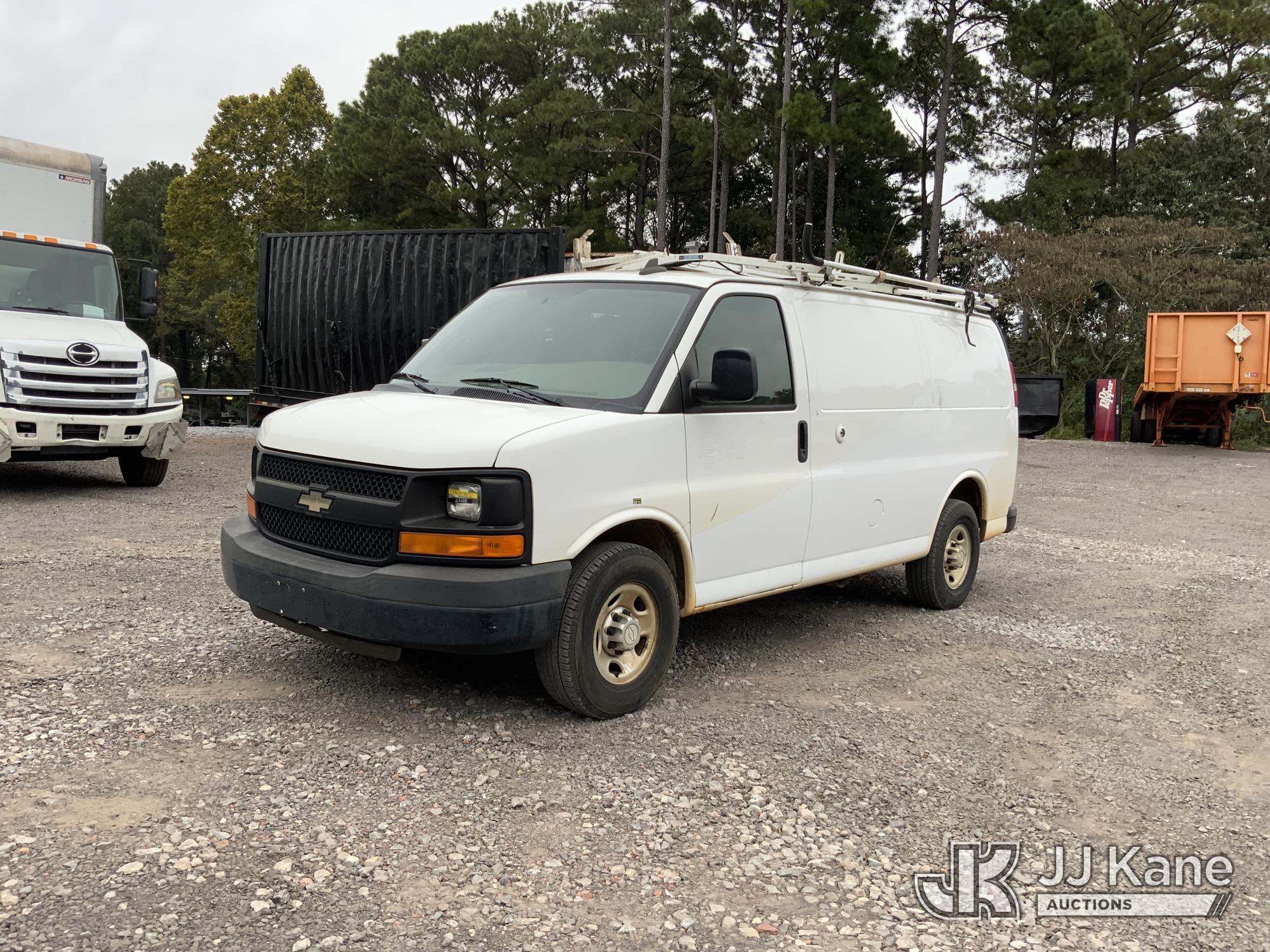 2016 Chevrolet Express G2500 Cargo Van (1648158)