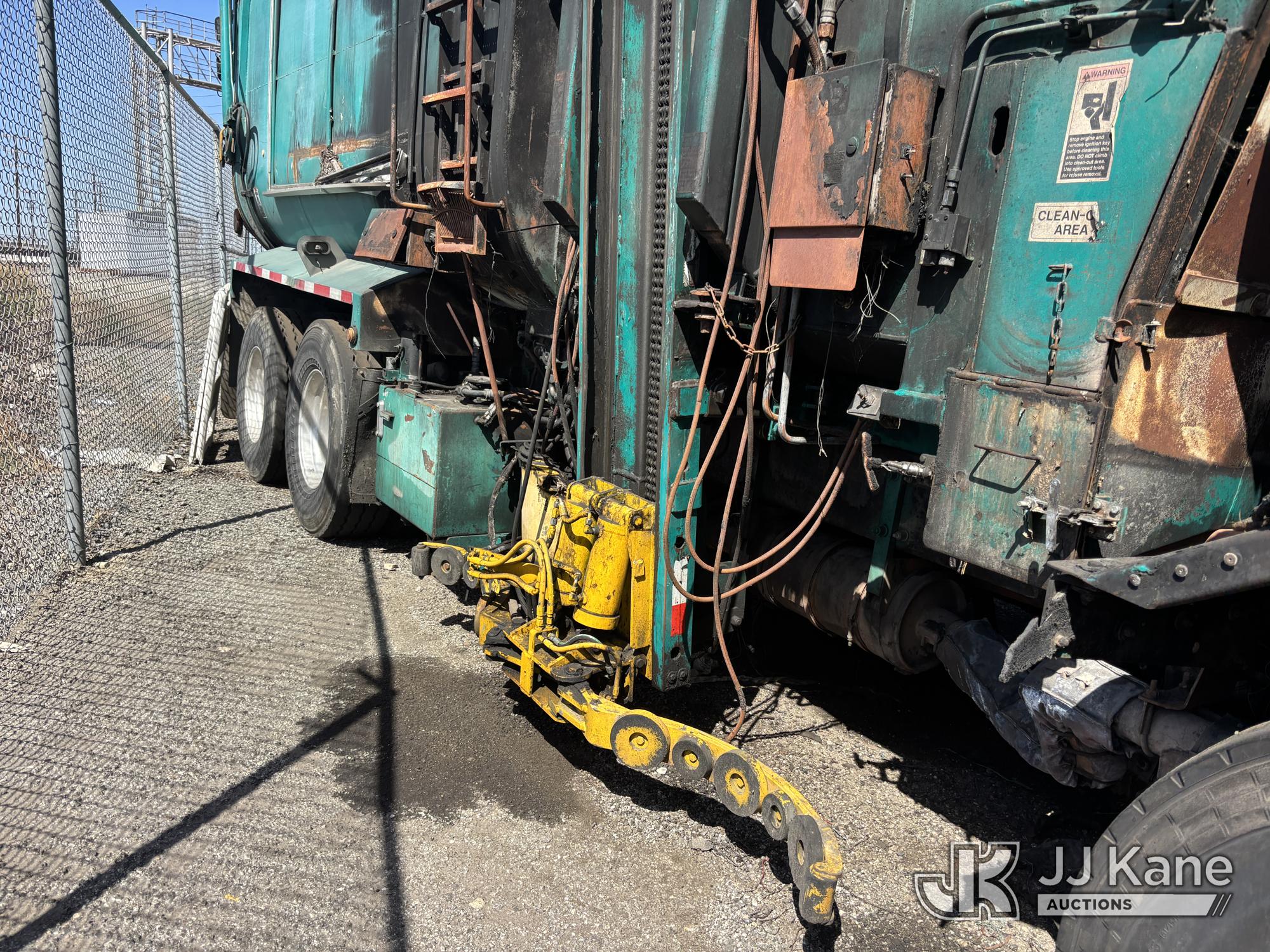 2009 Peterbilt 320