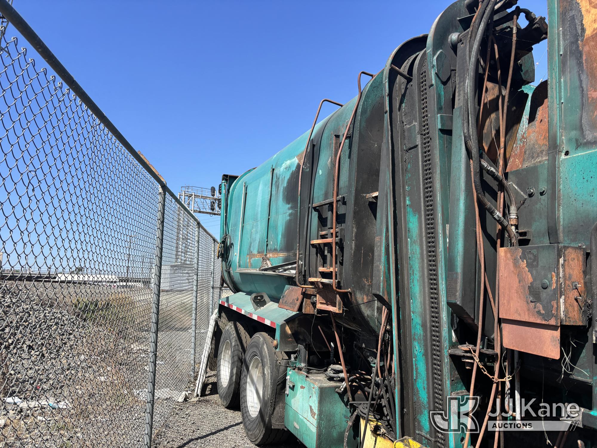 2009 Peterbilt 320