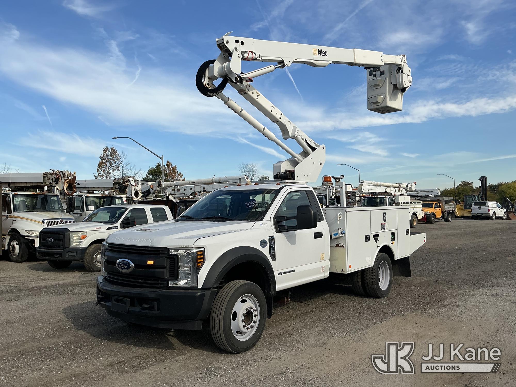 Altec AT40G Articulating & Telescopic Bucket Truck On 2019 Ford F550 Service Truck (1649293)
