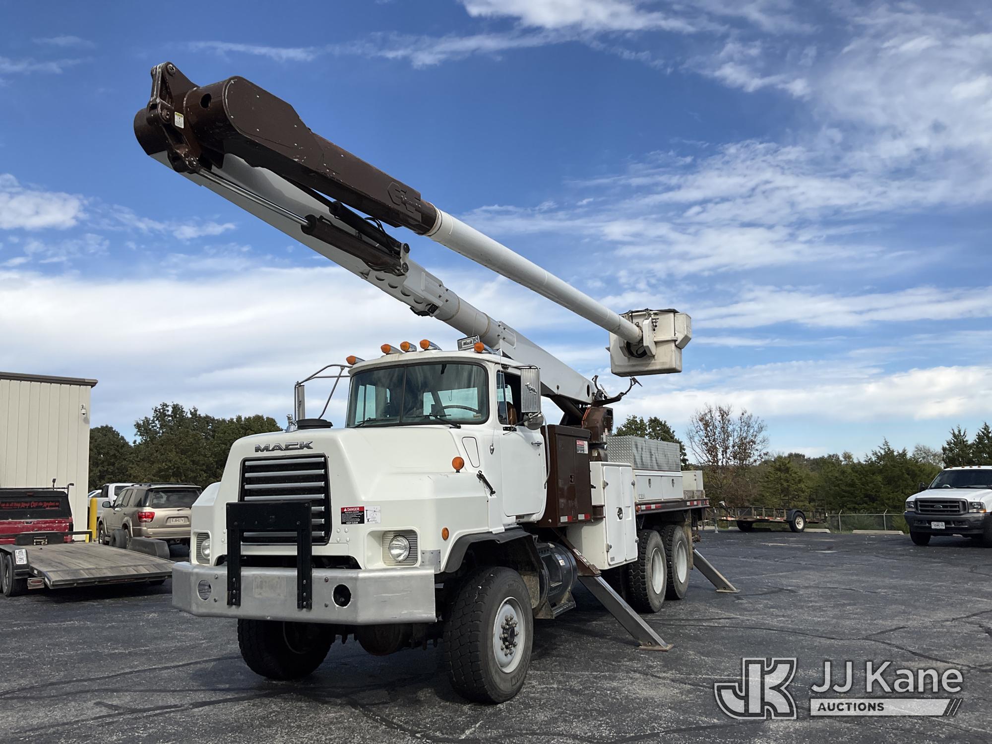 Altec AM900 Over-Center Bucket Truck On 1996 Mack DMM600 T/A Flatbed/Utility Truck (1649590)