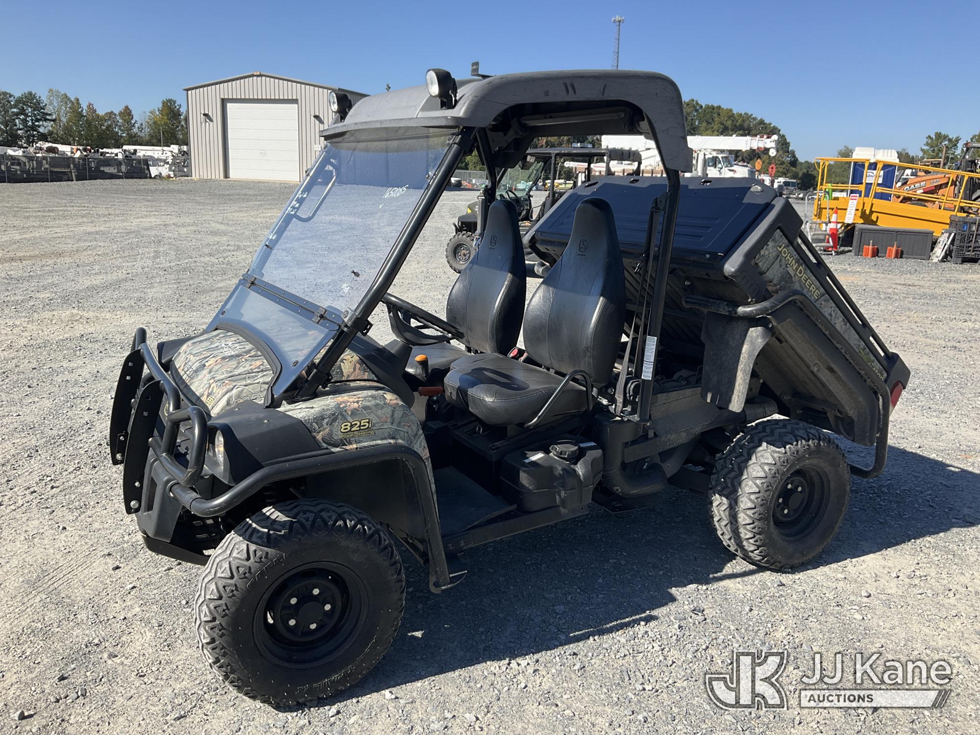 Photo of John Deere 825E