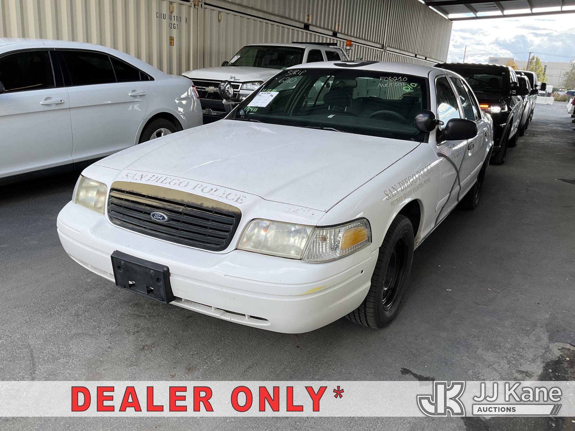 2000 Ford Crown Victoria 4-Door Sedan (1650860)