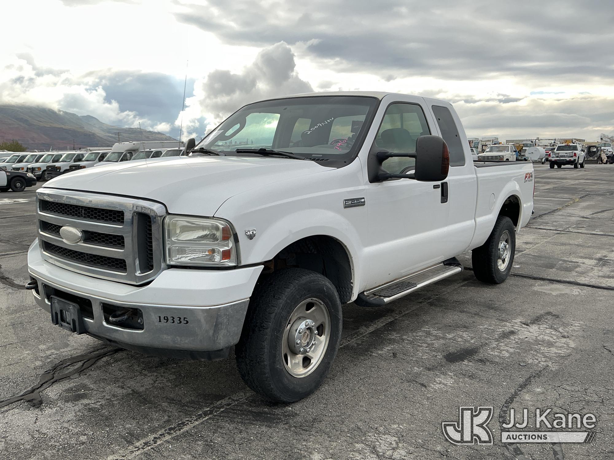 2005 Ford F250 4x4 Extended-Cab Pickup Truck (1651211)