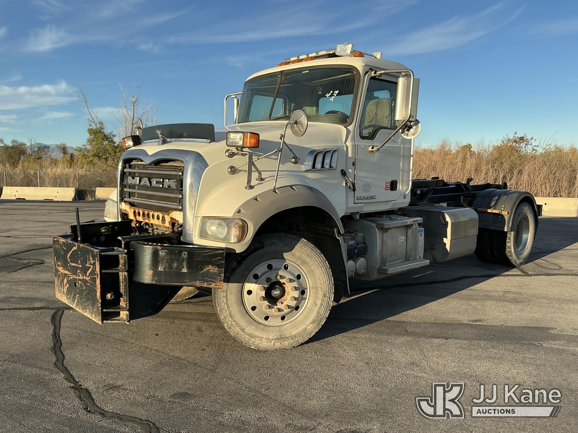 Photo of 2013 Mack GU700