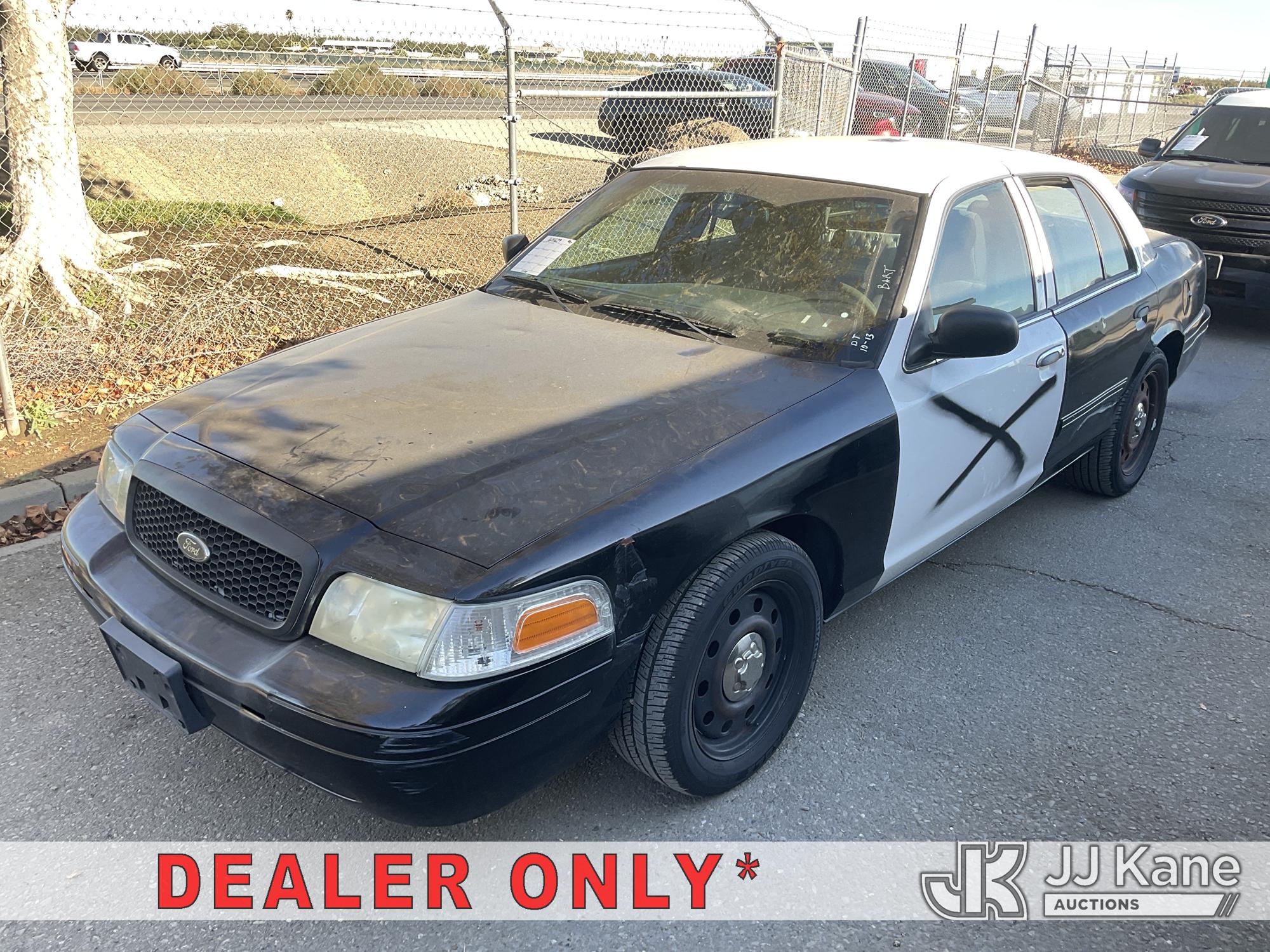 2011 Ford Crown Victoria 4-Door Sedan (1651629)