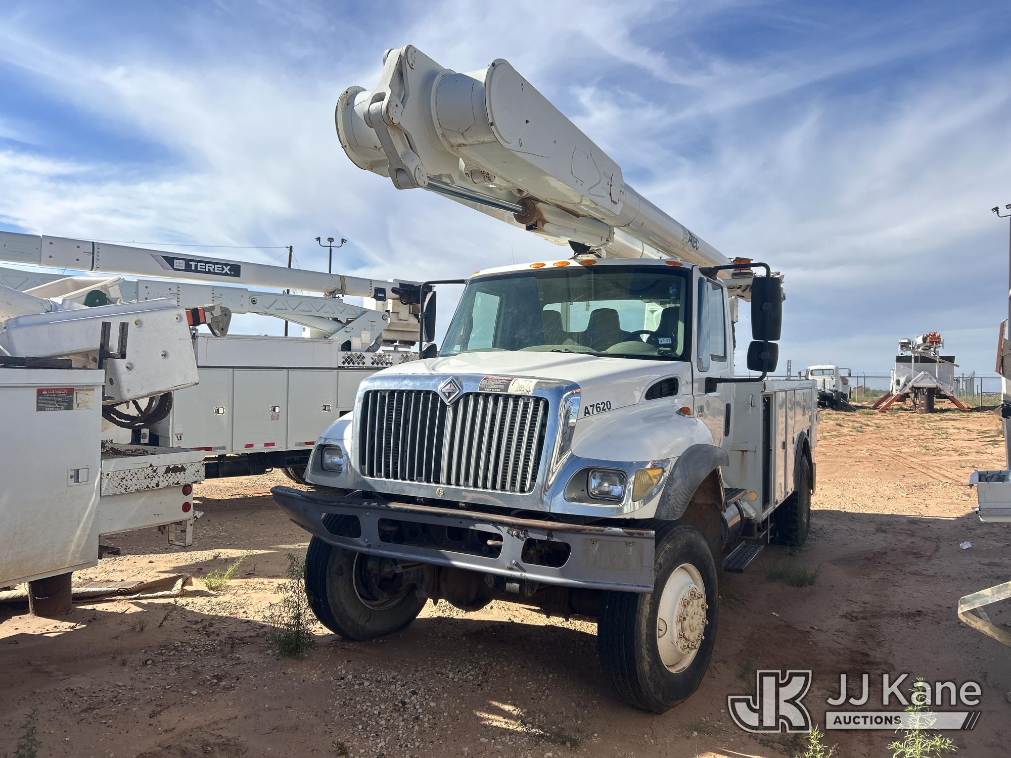 Altec AM855 Over-Center Material Handling Bucket Truck On 2004 International 7300 Utility Truck (1652070)