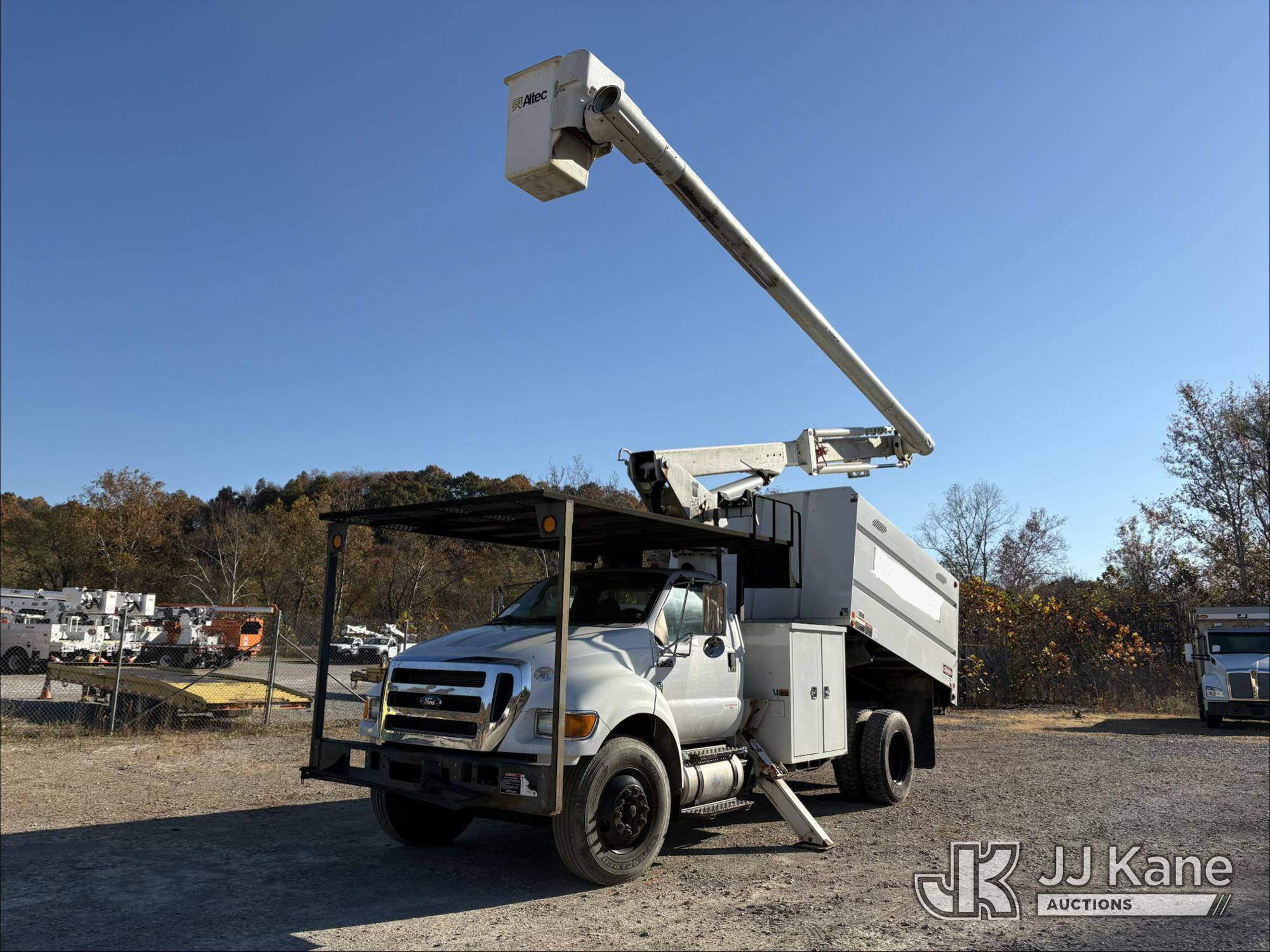 Altec LR756 Over-Center Bucket Truck On 2015 Ford F750 Chipper Dump Truck (1652488)