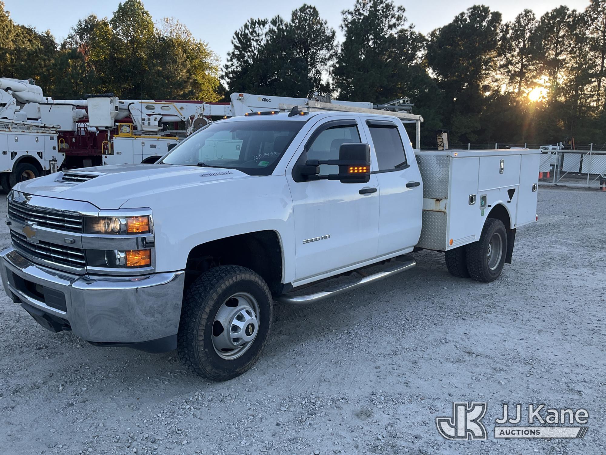 2017 Chevrolet Silverado 3500HD 4x4 Extended-Cab Service Truck (1653480)