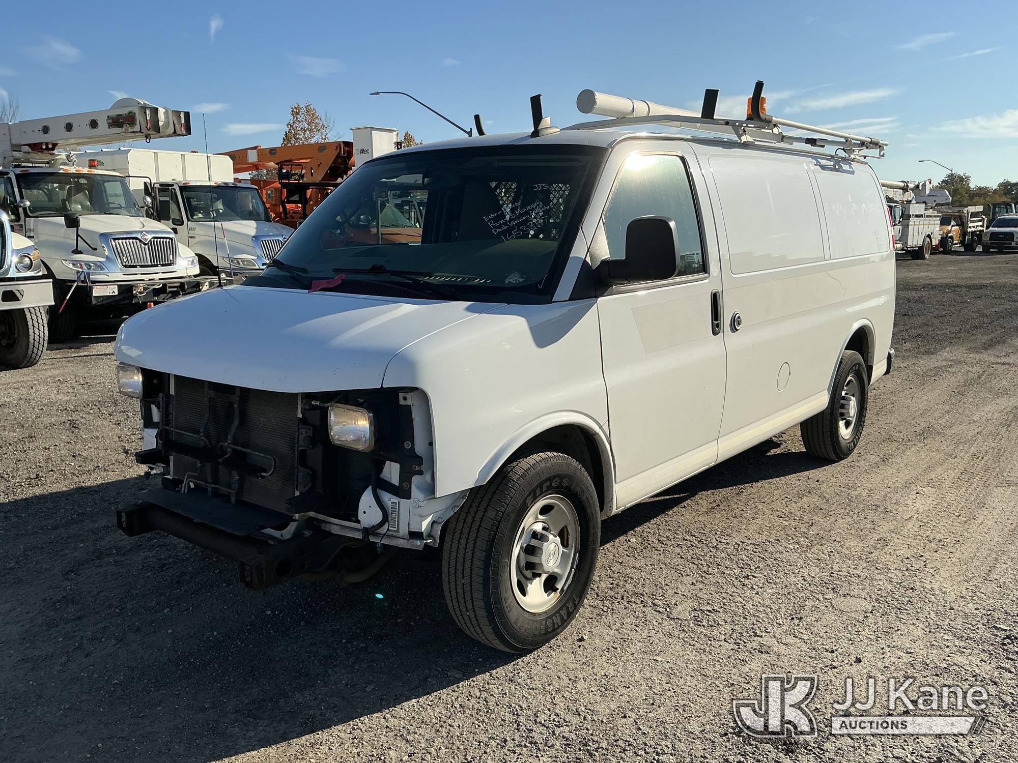2017 Chevrolet Express G2500 Cargo Van (1653857)