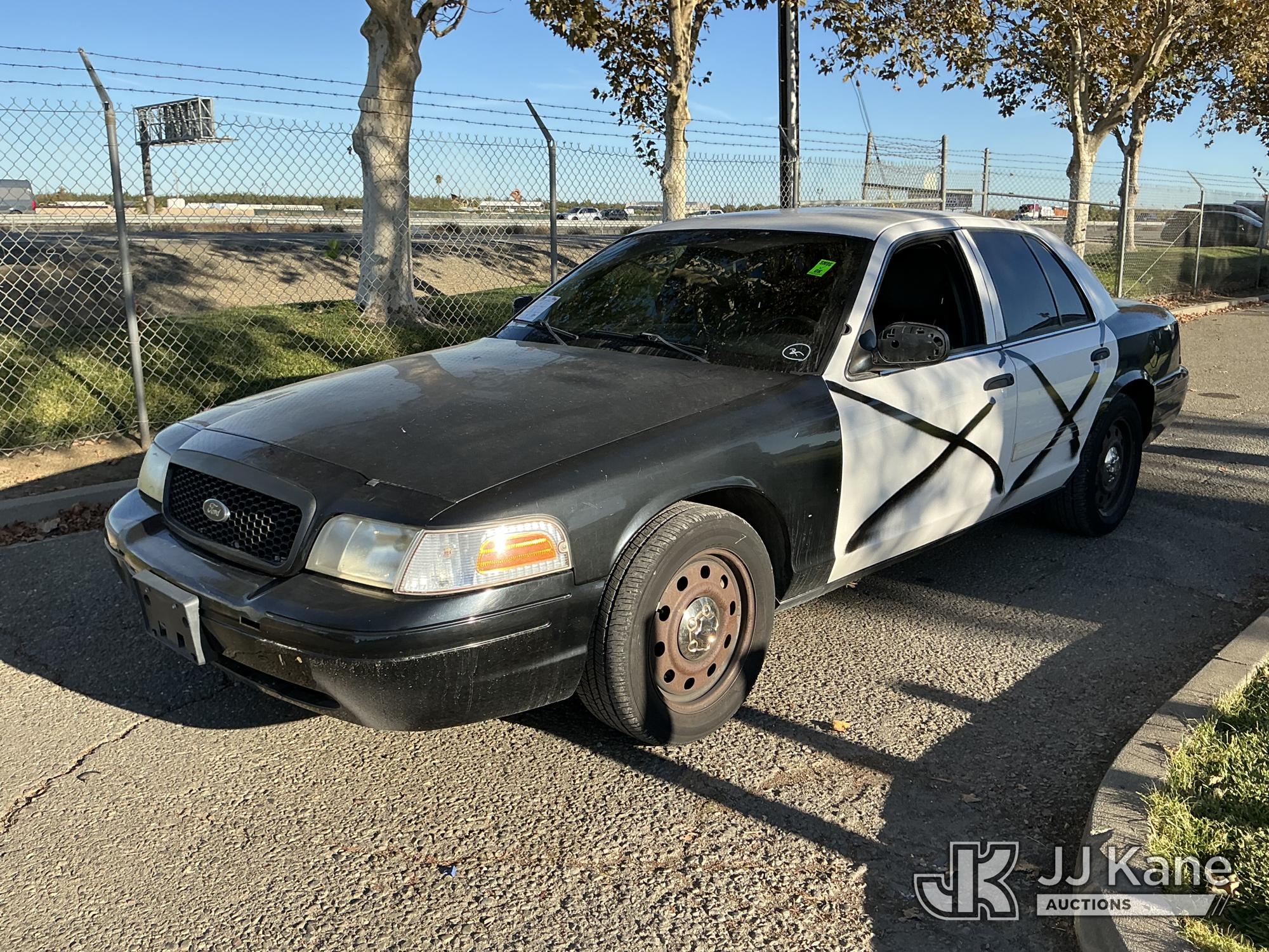 2011 Ford Crown Victoria 4-Door Sedan (1654490)