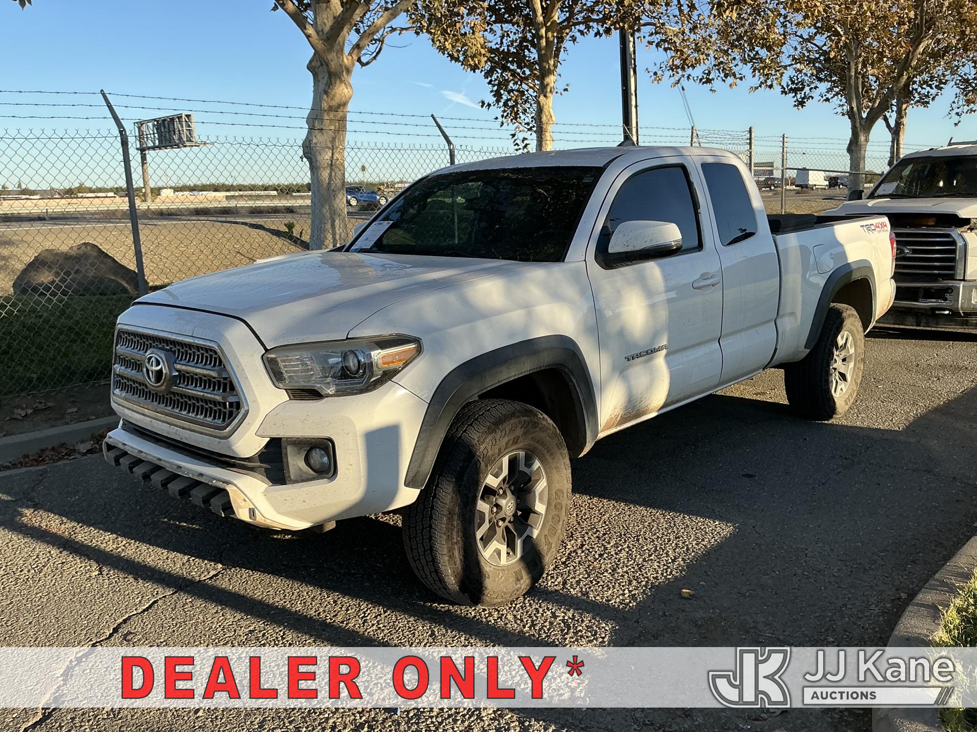 2016 Toyota Tacoma Extended-Cab Pickup Truck (1654852)
